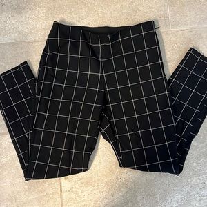 Black w white pattern size 4 cropped pant with side zipper. A New Day